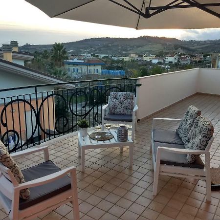 Appartamento Seafront And Mountain View Penthouse Martinsicuro Esterno foto