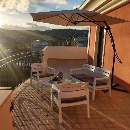 Appartamento Seafront And Mountain View Penthouse Martinsicuro Esterno foto