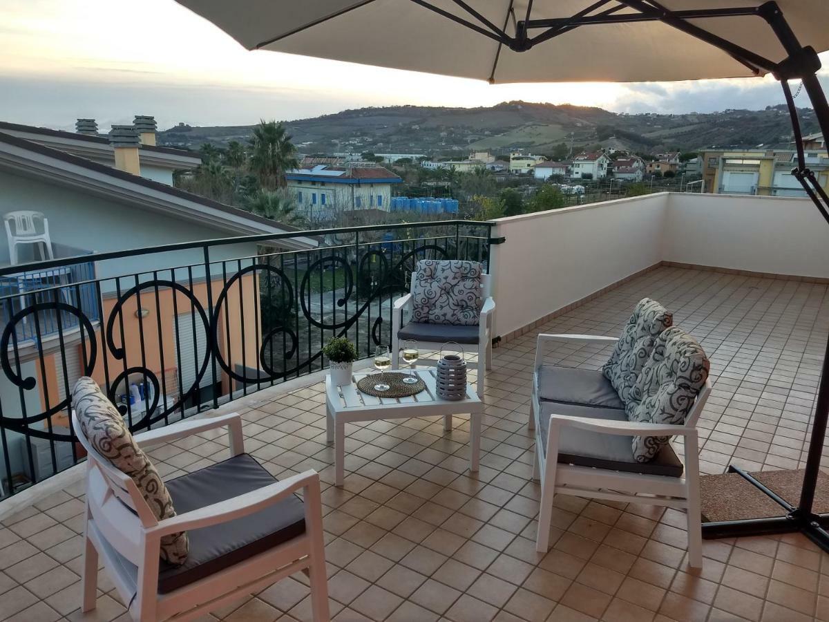 Appartamento Seafront And Mountain View Penthouse Martinsicuro Esterno foto