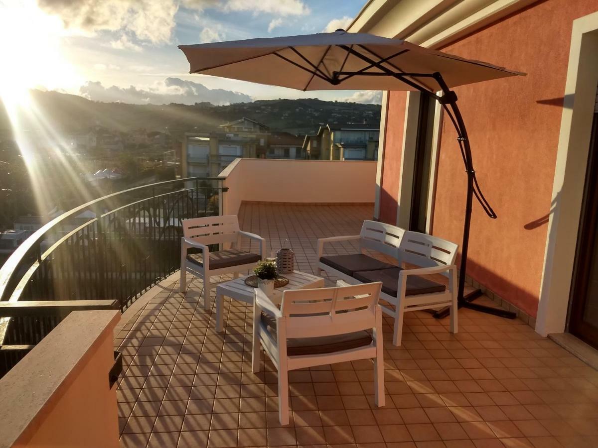 Appartamento Seafront And Mountain View Penthouse Martinsicuro Esterno foto