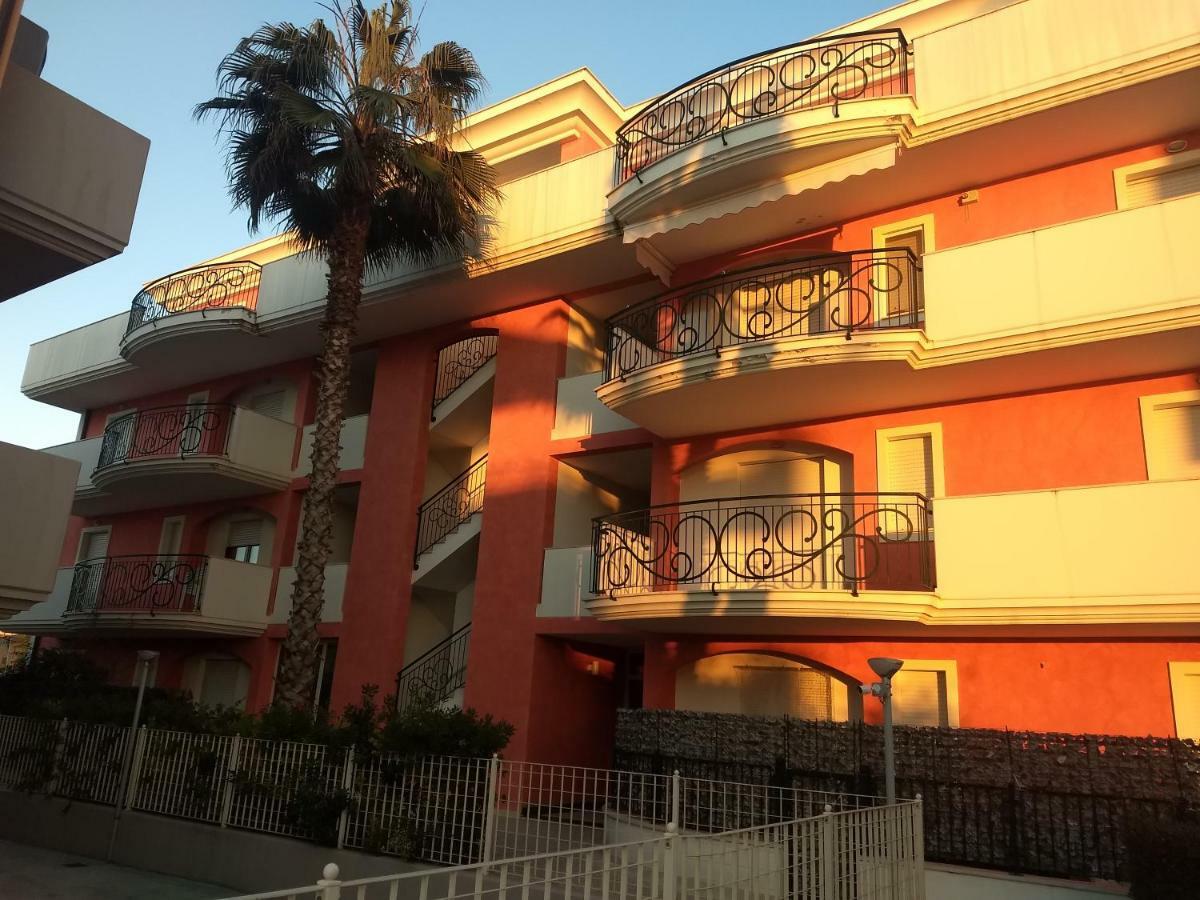 Appartamento Seafront And Mountain View Penthouse Martinsicuro Esterno foto